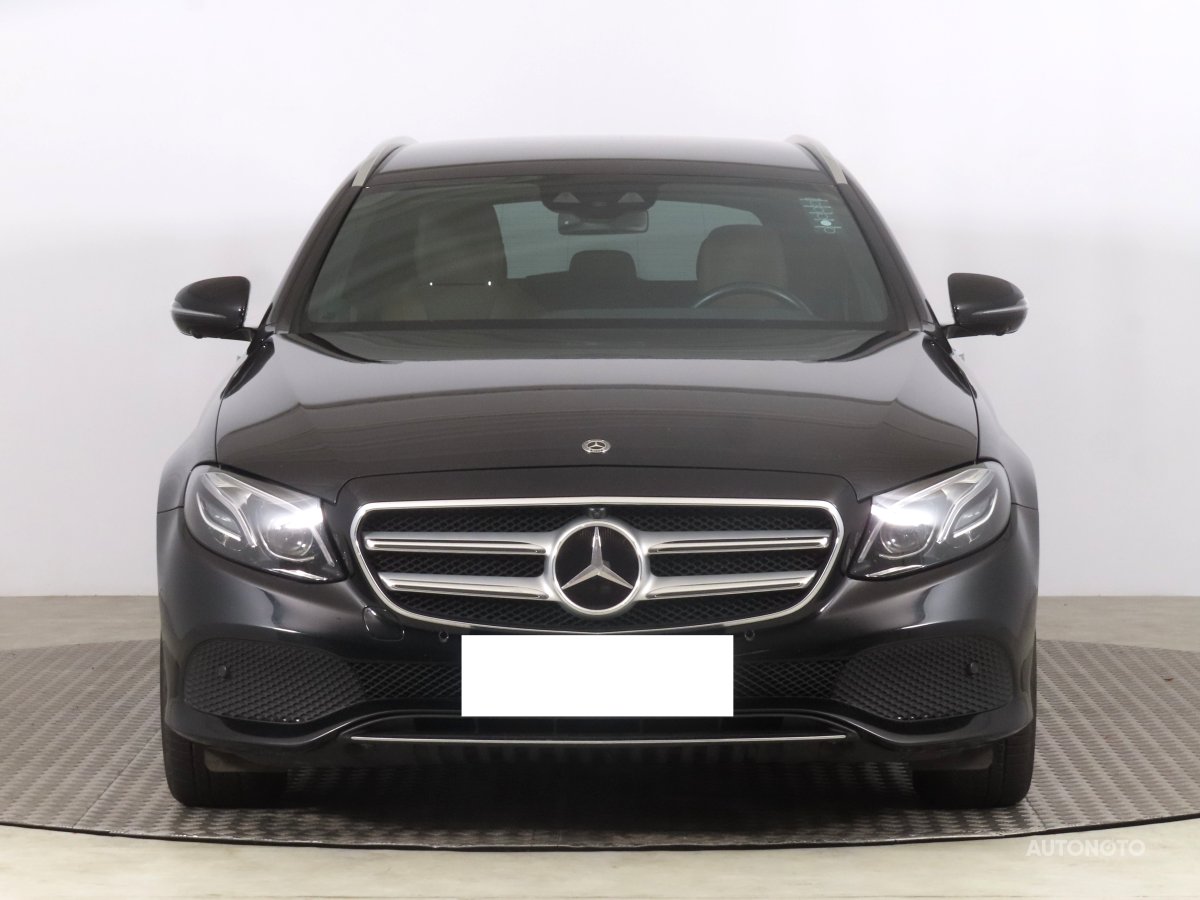 Mercedes-Benz E, 2018 - pohled č. 2