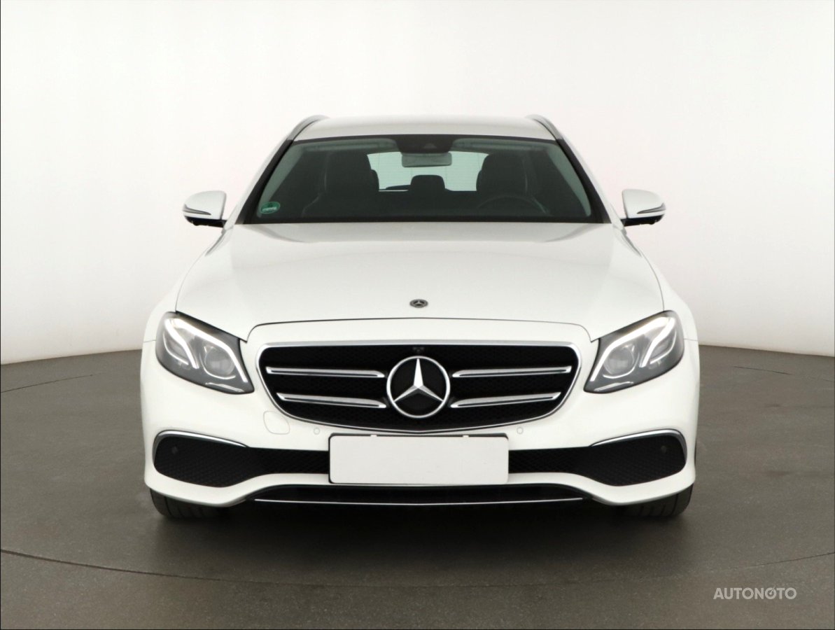 Mercedes-Benz E, 2019 - pohled č. 2