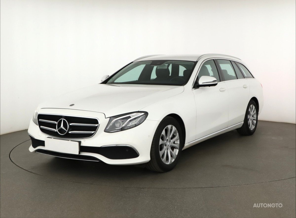 Mercedes-Benz E, 2019 - pohled č. 3