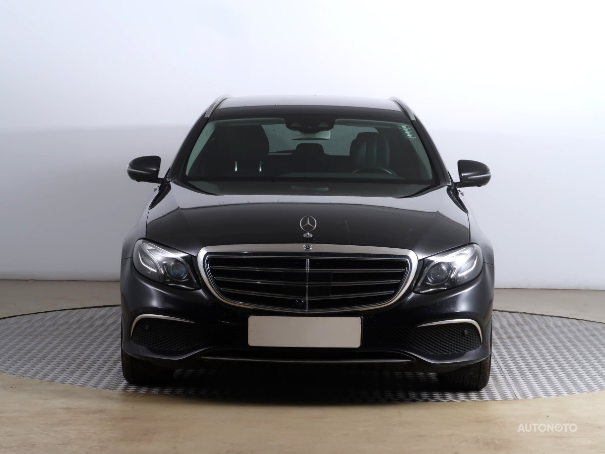 Mercedes-Benz E, 2019 - pohled č. 2