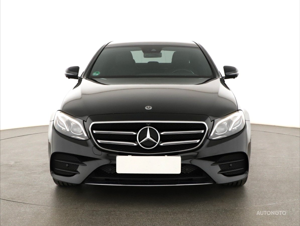 Mercedes-Benz E, 2020 - pohled č. 2