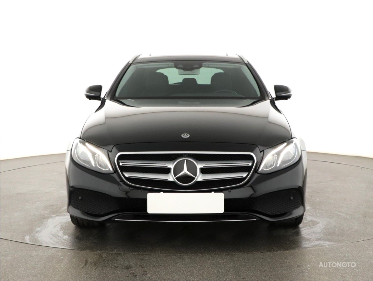 Mercedes-Benz E, 2017 - pohled č. 2