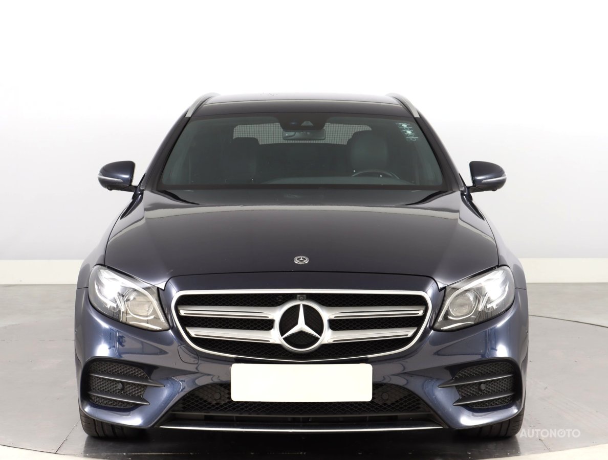 Mercedes-Benz E, 2018 - pohled č. 2