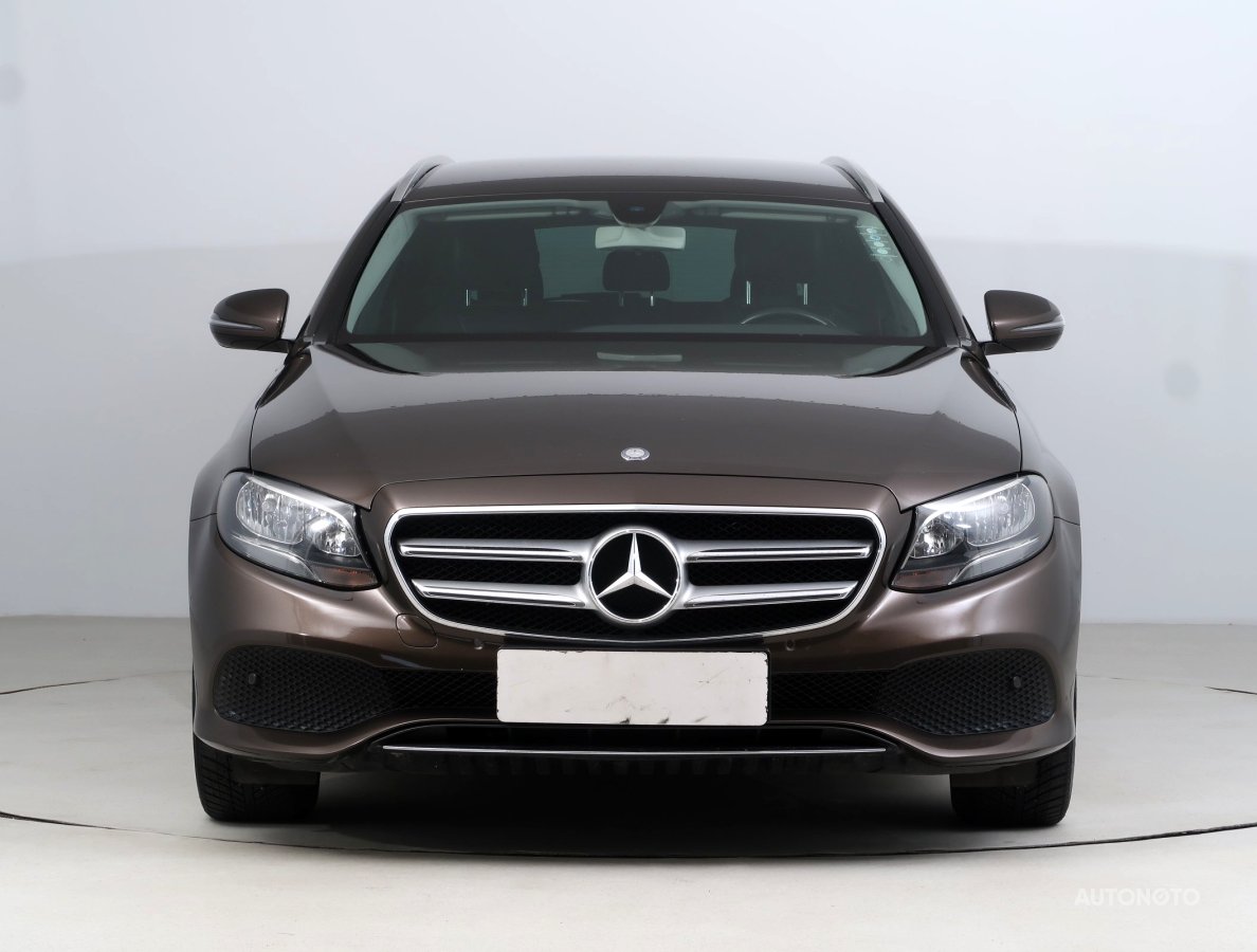 Mercedes-Benz E, 2016 - pohled č. 2