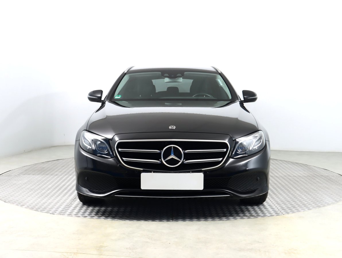 Mercedes-Benz E, 2019 - pohled č. 2