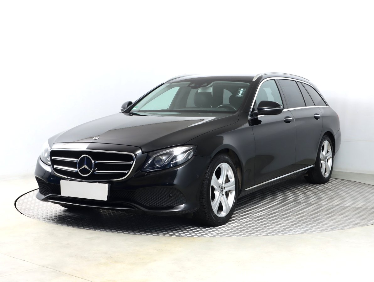 Mercedes-Benz E, 2019 - pohled č. 3