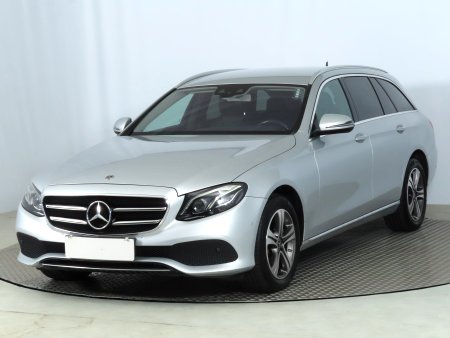 Mercedes-Benz E, 2019 - pohled č. 3