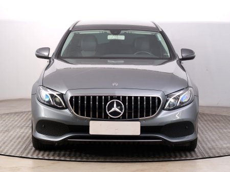 Mercedes-Benz E, 2018 - pohled č. 2