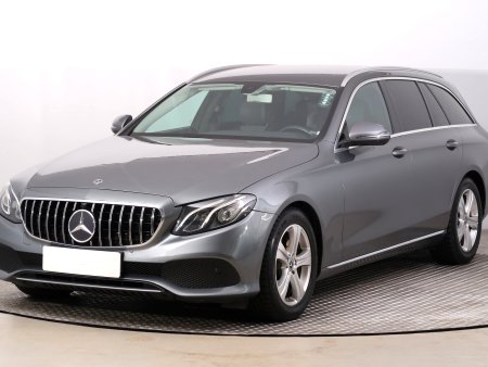 Mercedes-Benz E, 2018 - pohled č. 3