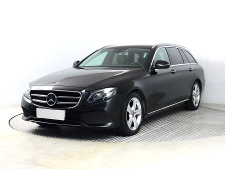 Mercedes-Benz E, 2019 - pohled č. 3