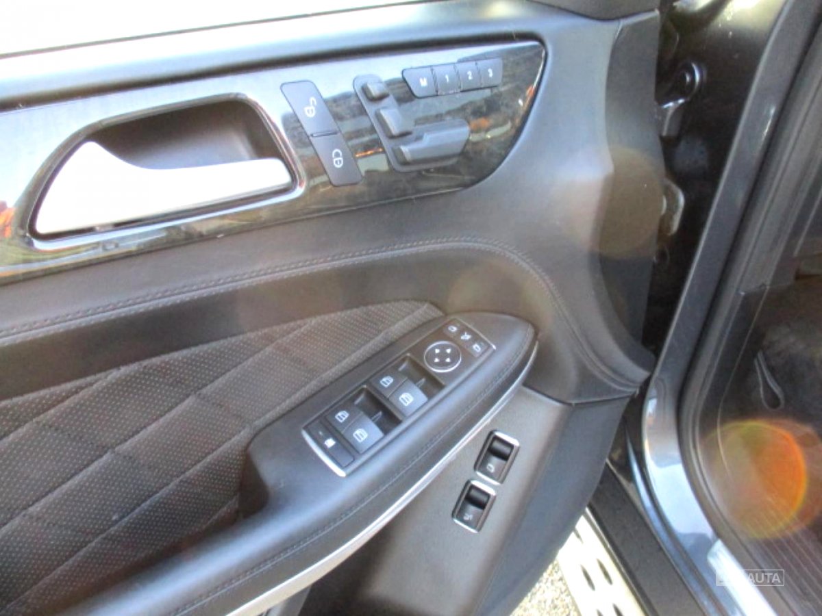 Mercedes-Benz GL, 2013 - pohled č. 8