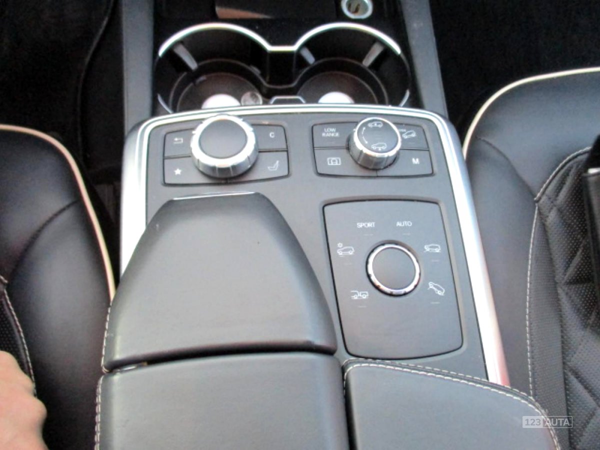 Mercedes-Benz GL, 2013 - pohled č. 9