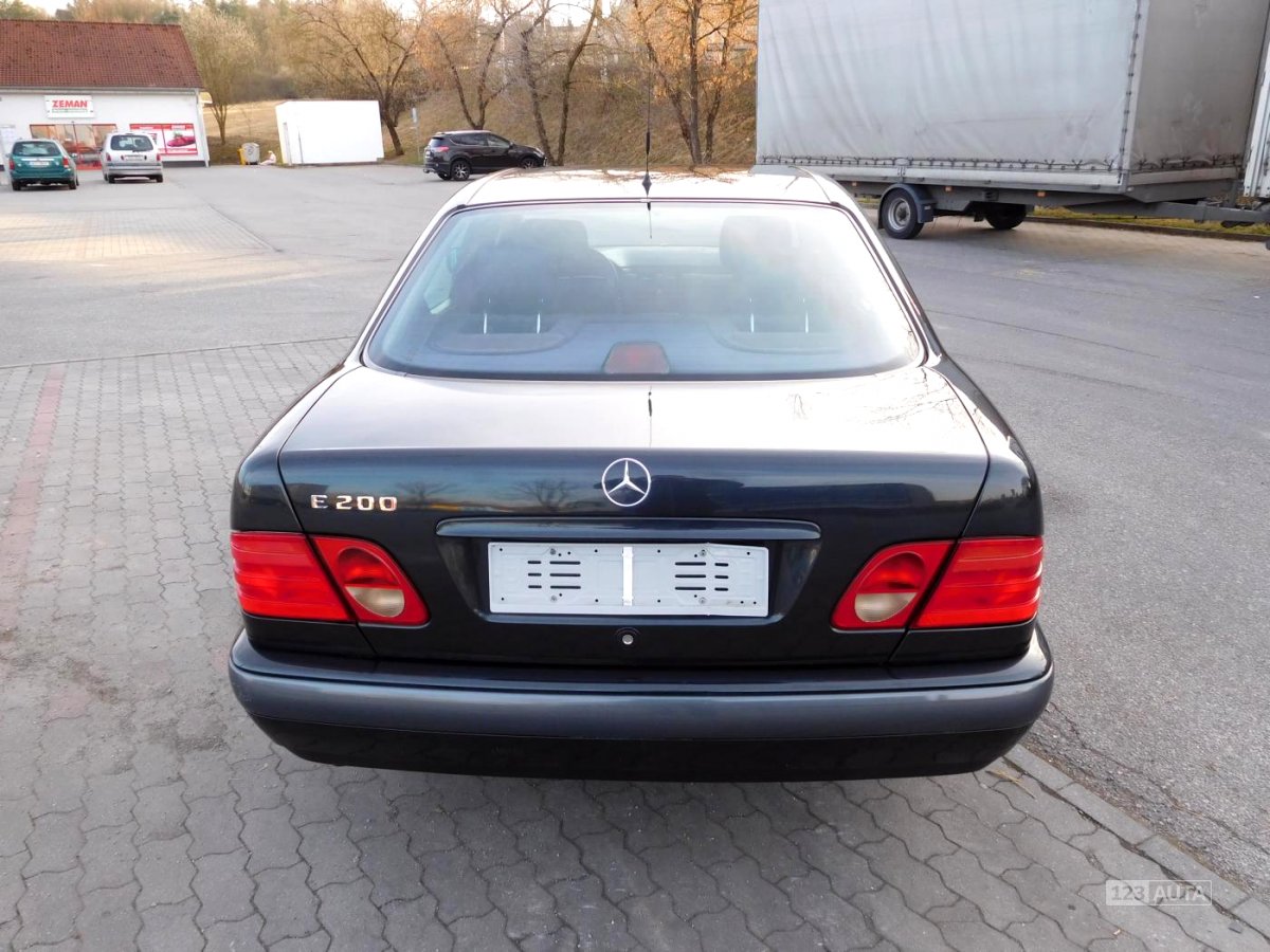 Mercedes-Benz Třídy E, 1997 - pohled č. 4