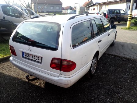 Mercedes-Benz Třídy E, 1998 - pohled č. 3