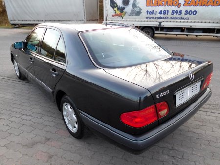 Mercedes-Benz Třídy E, 1997 - pohled č. 3