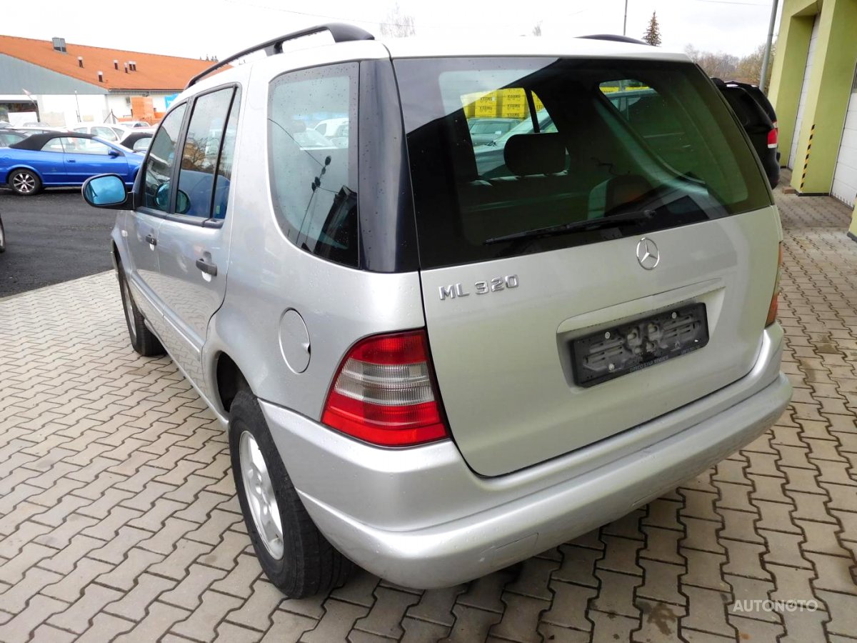 Mercedes-Benz Třídy M, 1999 - pohled č. 3