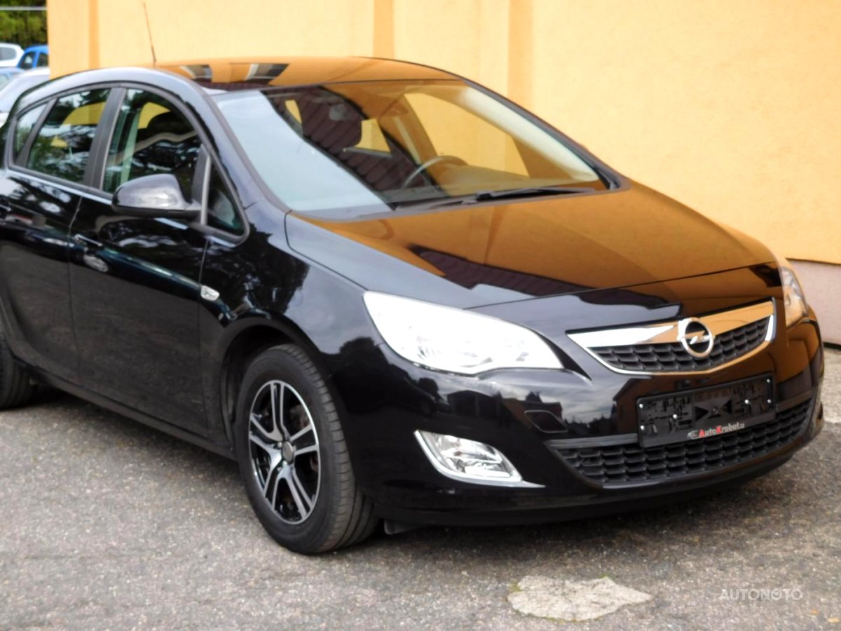 Opel Astra, 2010 - celkový pohled