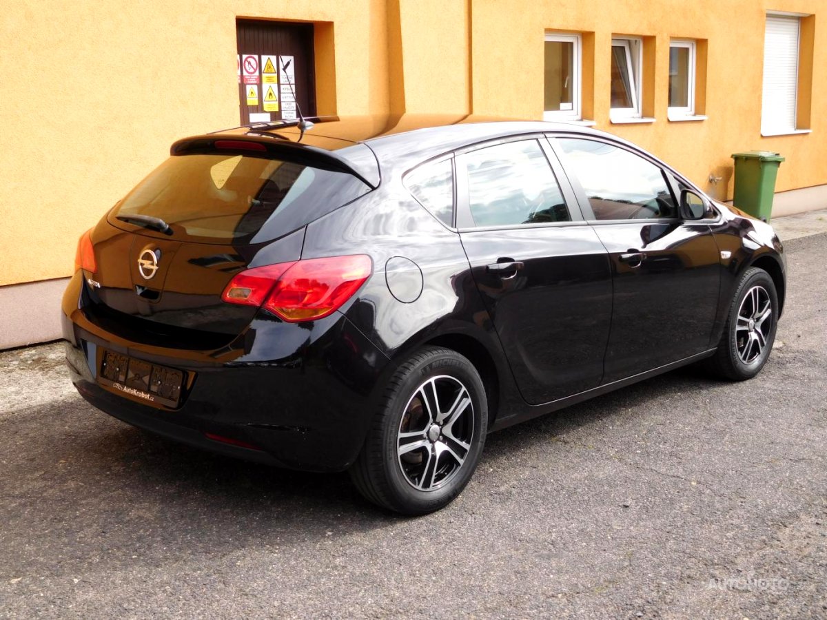 Opel Astra, 2010 - pohled č. 6