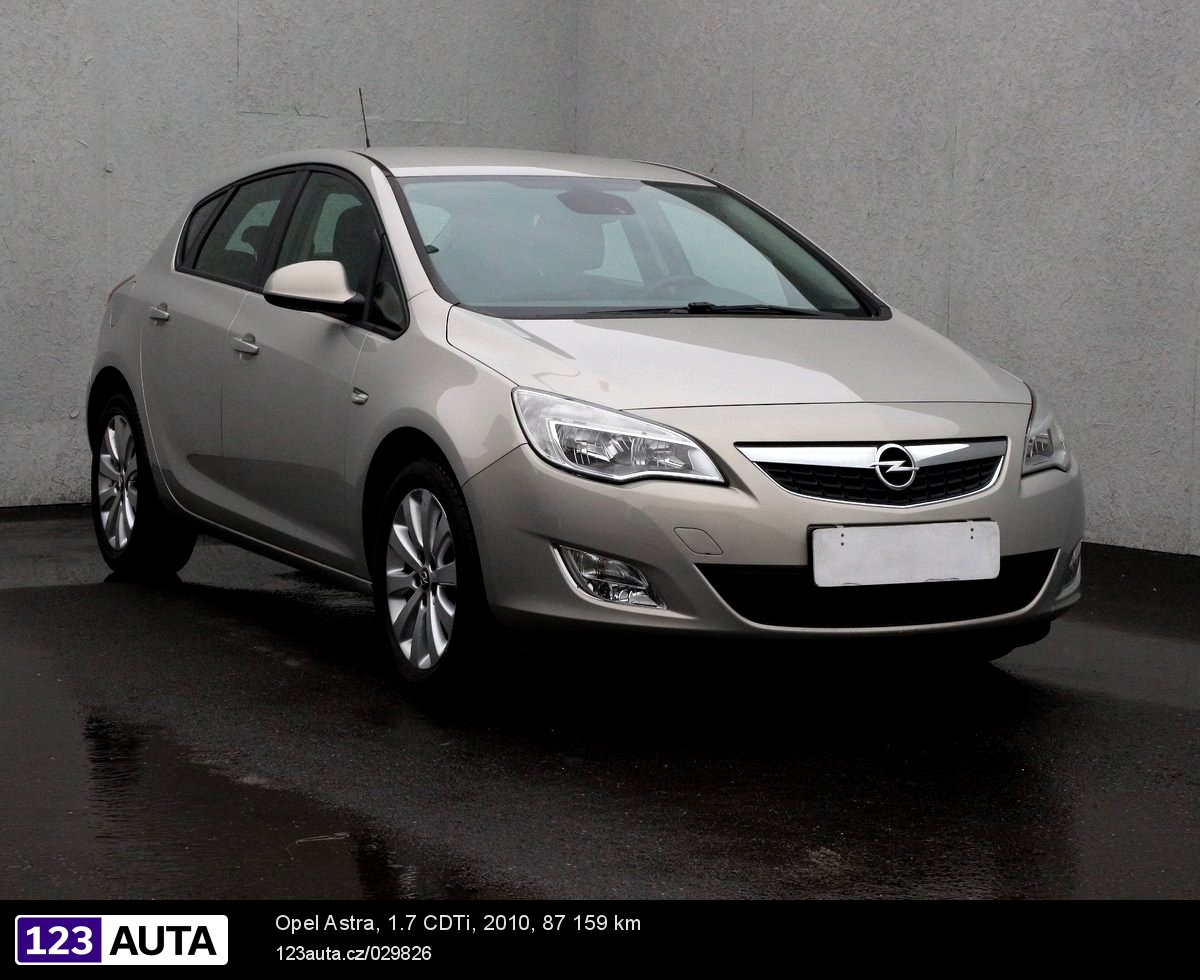 Opel Astra, 2010 - celkový pohled