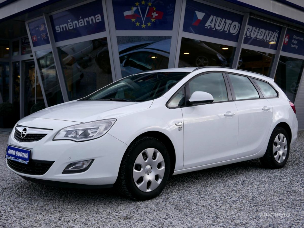 Opel Astra, 2012 - celkový pohled