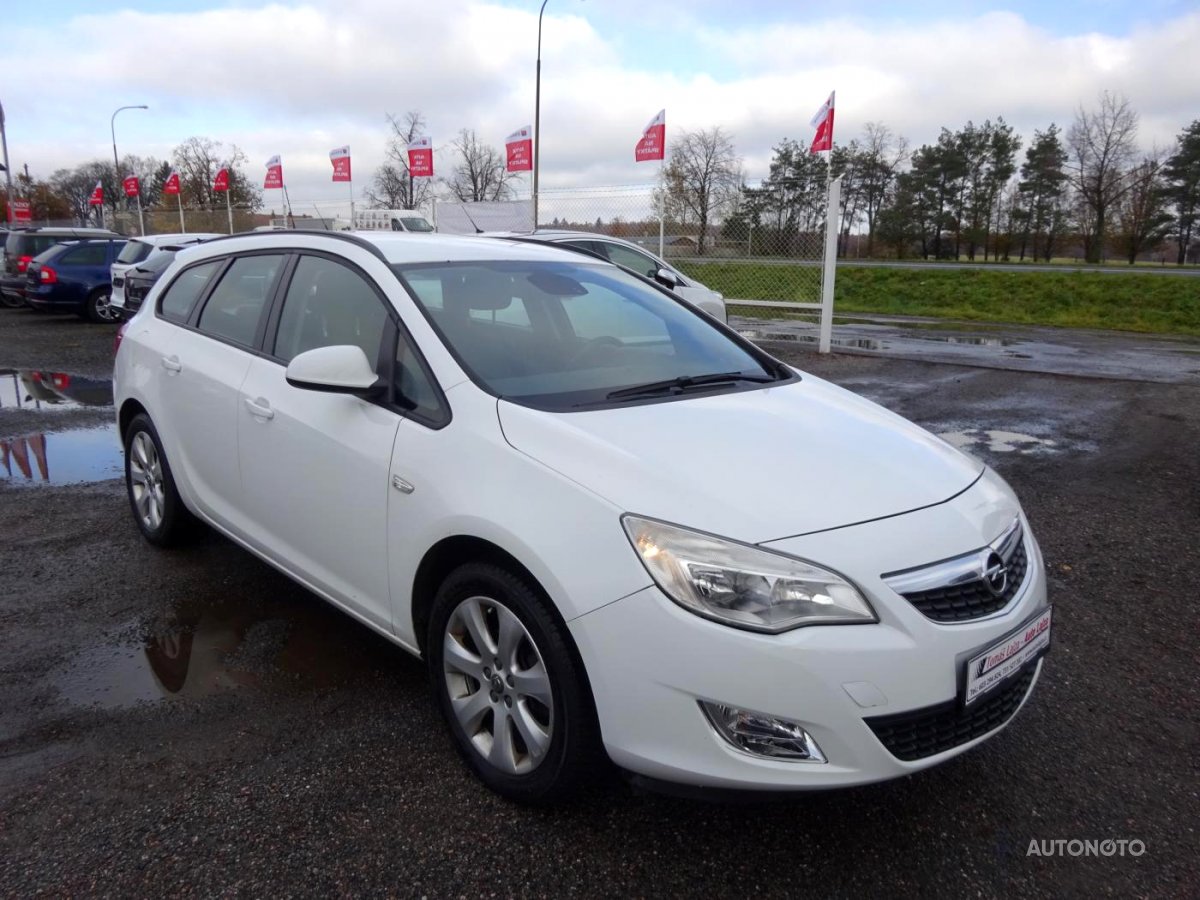 Opel Astra, 2011 - celkový pohled