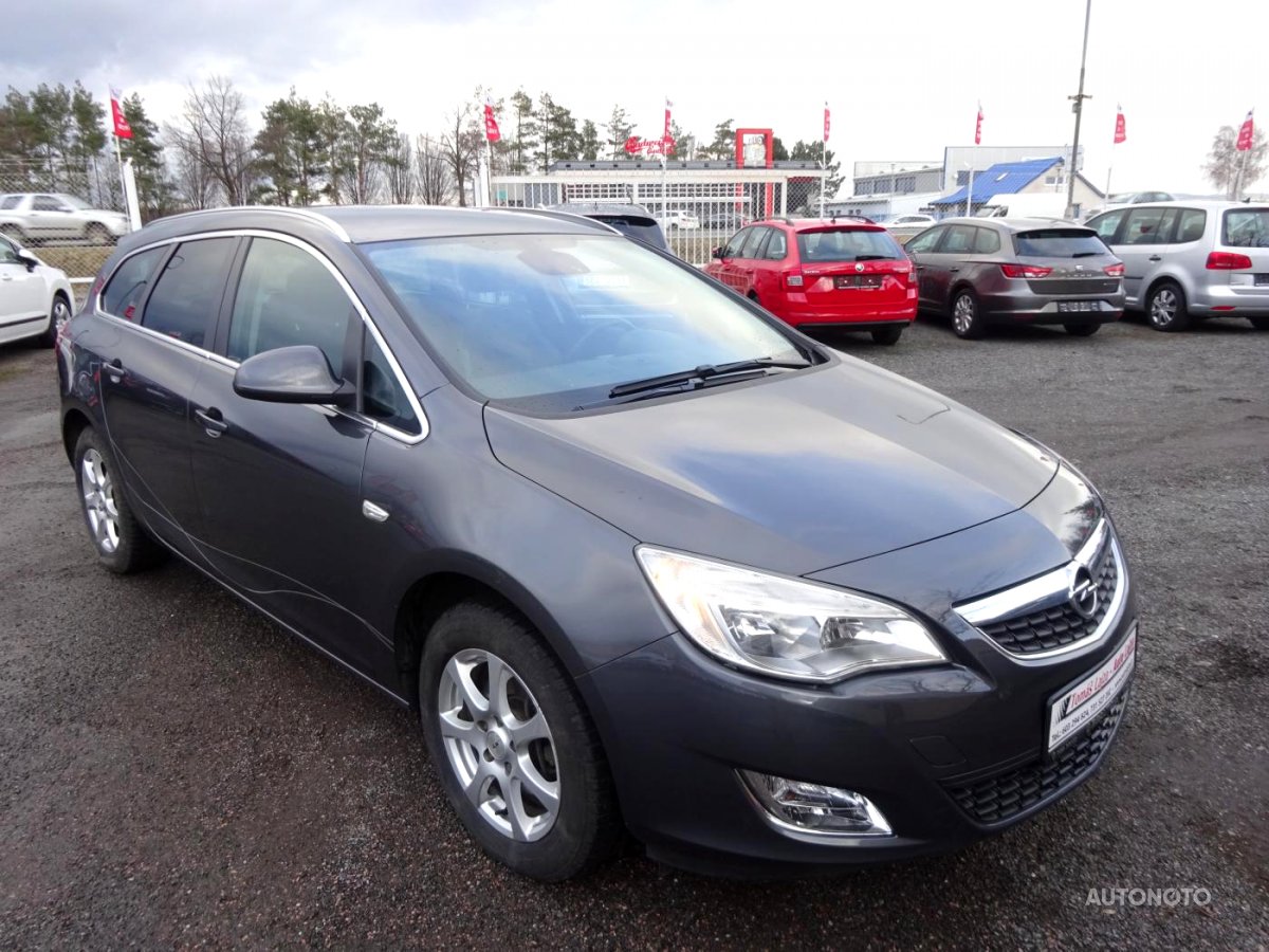 Opel Astra, 2012 - celkový pohled