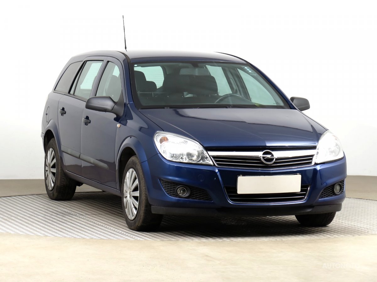 Opel Astra, 2009 - celkový pohled