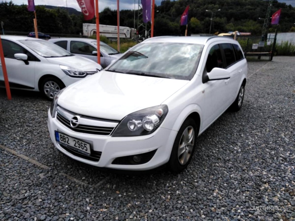 Opel Astra, 2012 - celkový pohled