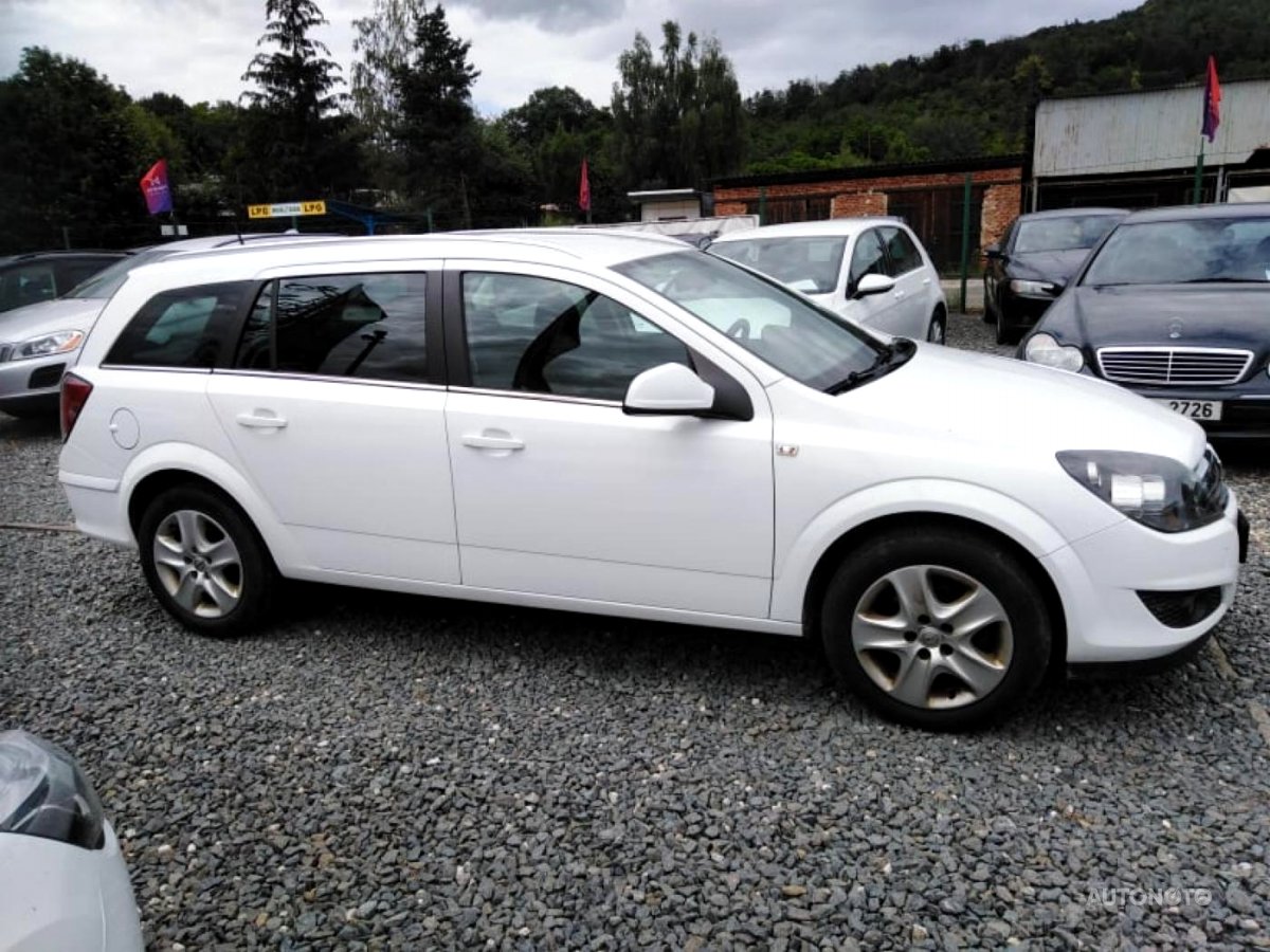Opel Astra, 2012 - pohled č. 2