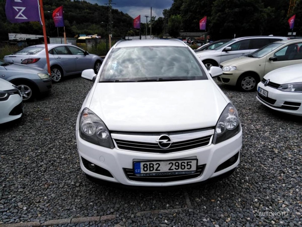 Opel Astra, 2012 - pohled č. 3