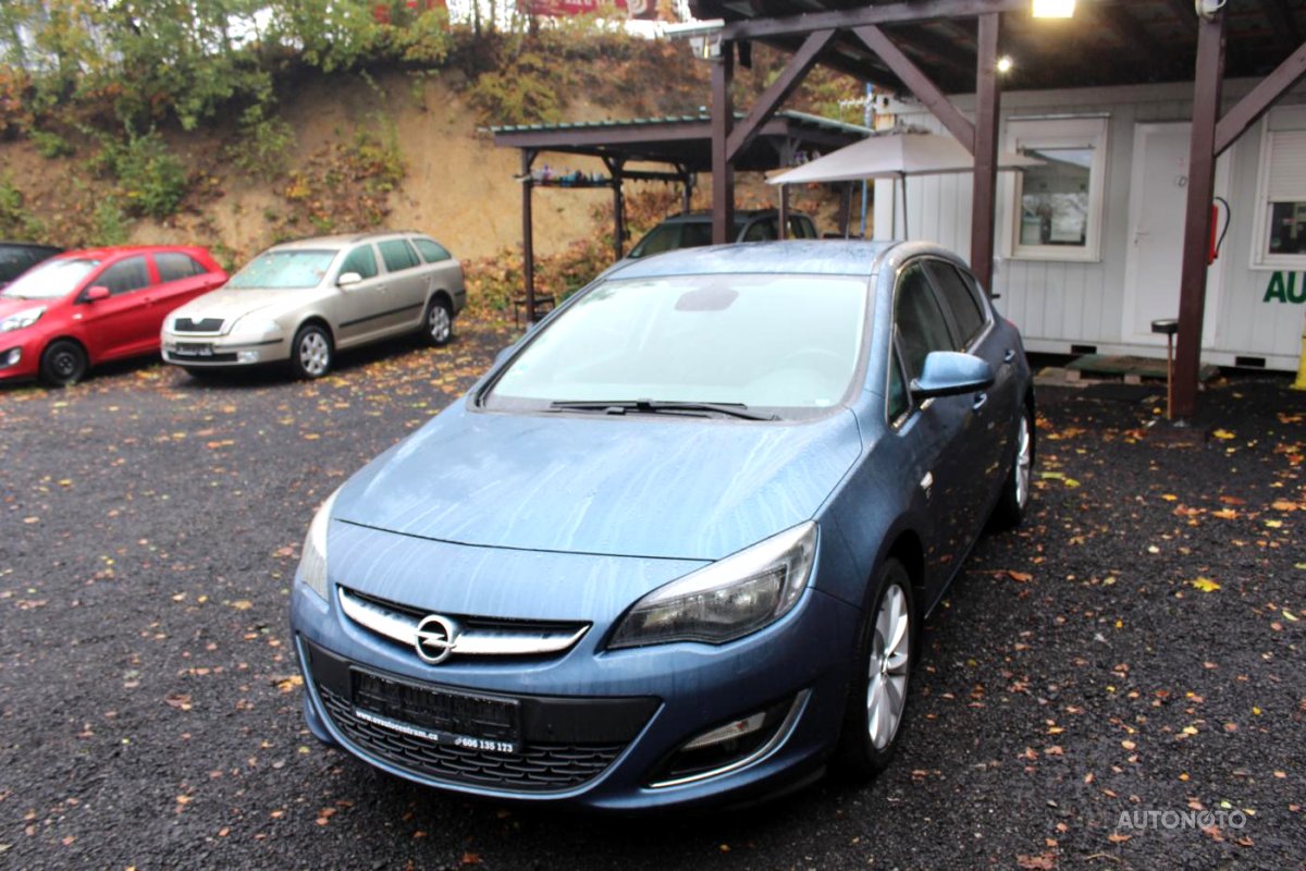 Opel Astra, 2013 - celkový pohled