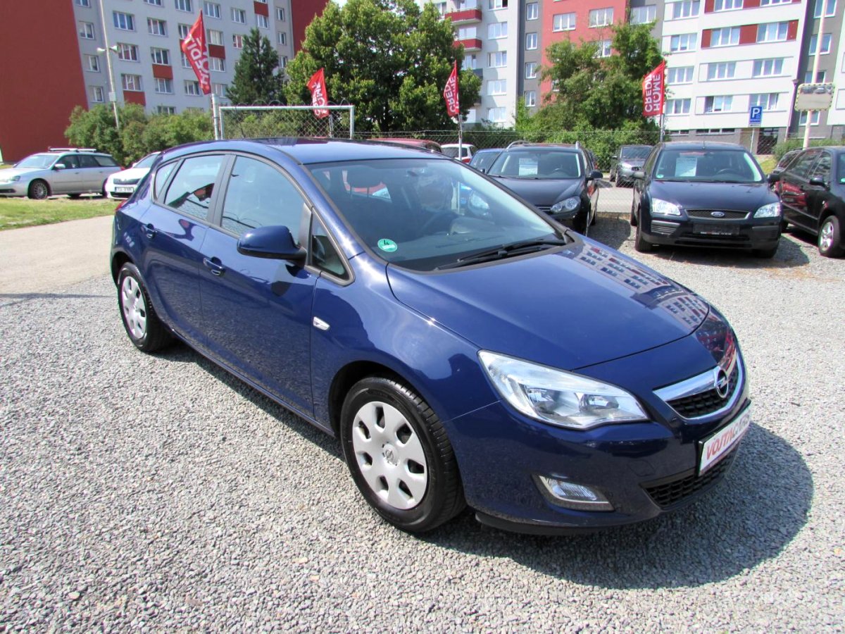 Opel Astra, 2011 - celkový pohled