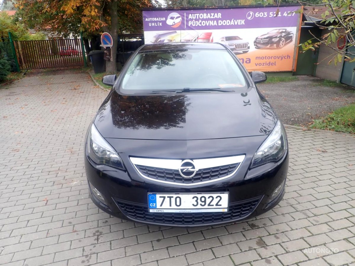 Opel Astra, 2010 - celkový pohled