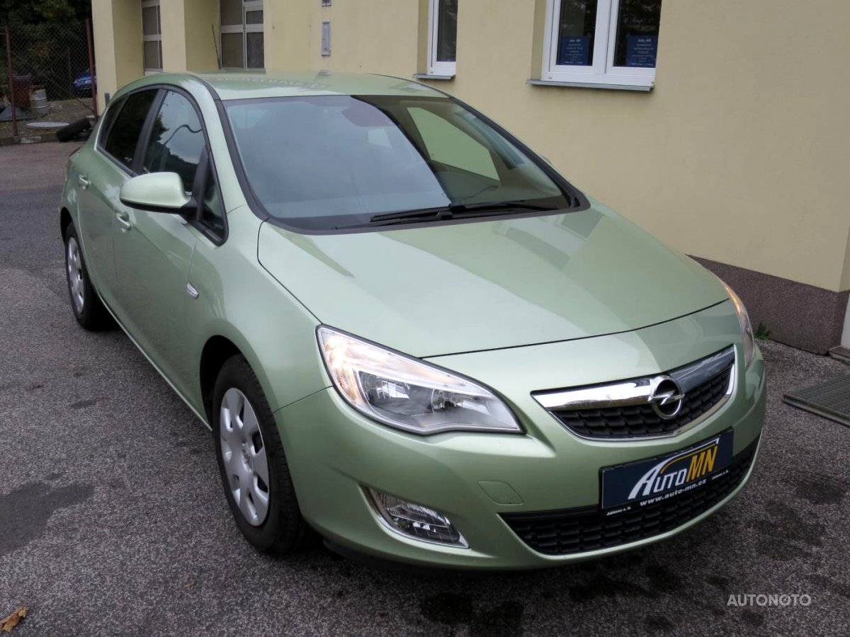Opel Astra, 2011 - celkový pohled