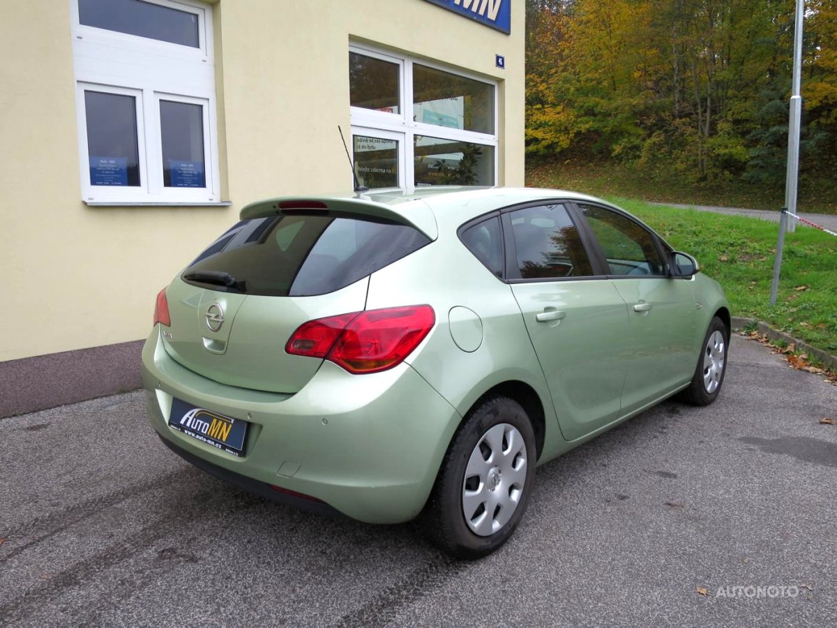 Opel Astra, 2011 - pohled č. 3
