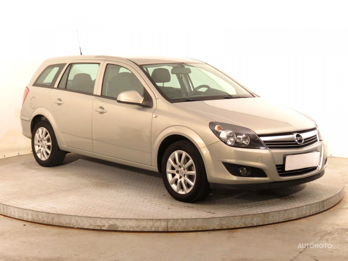 Opel Astra, 2010 - celkový pohled