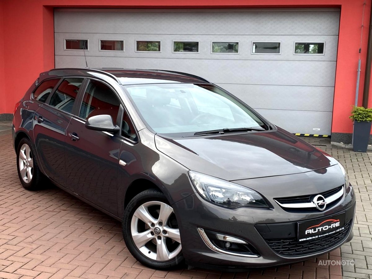Opel Astra, 2013 - celkový pohled