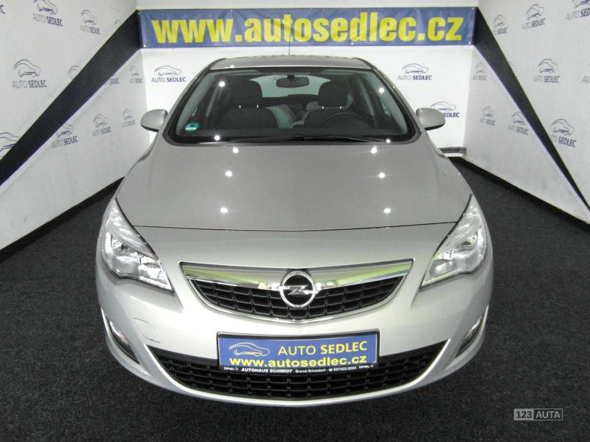 Opel Astra, 2010 - celkový pohled