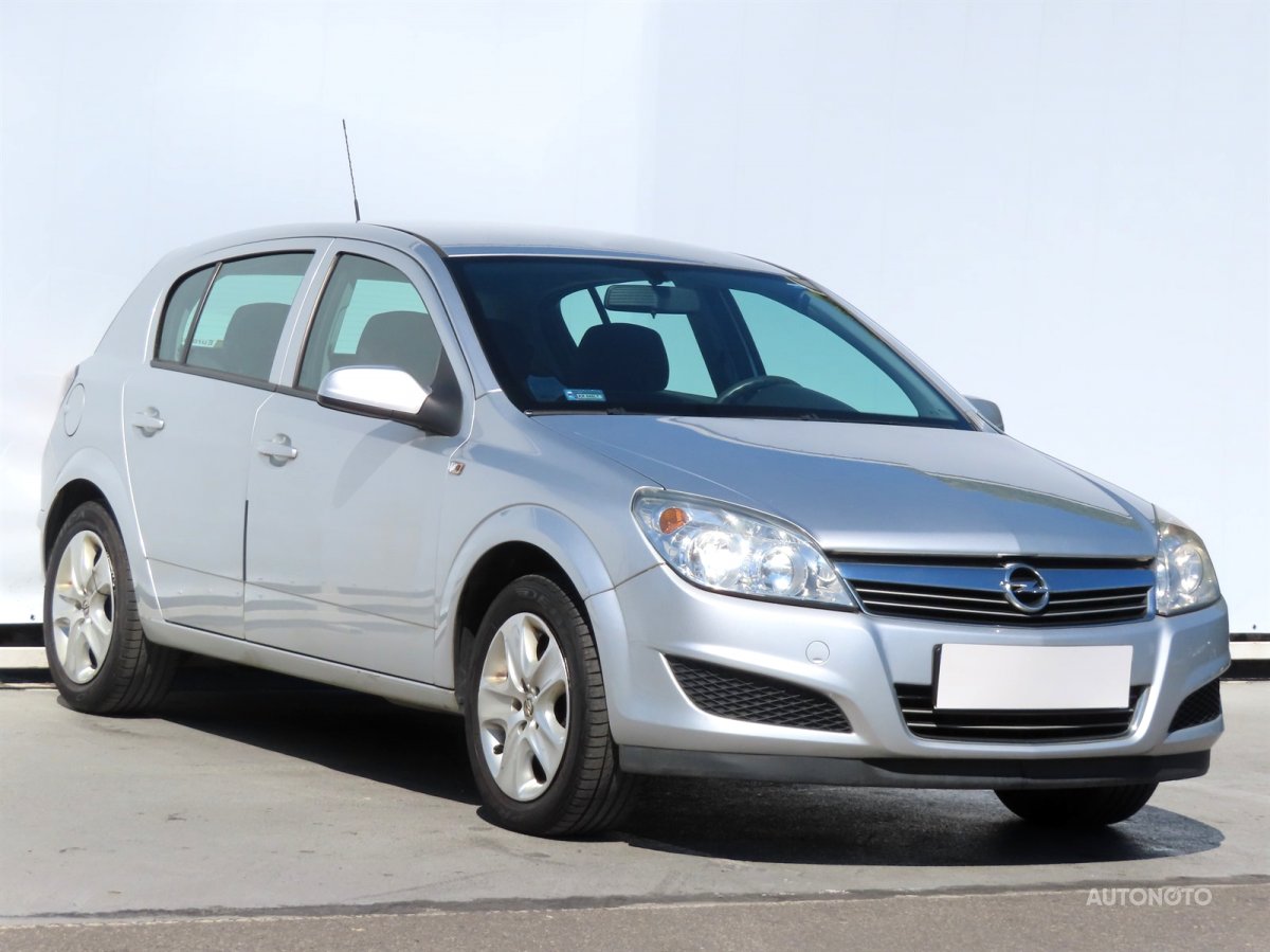 Opel Astra, 2010 - celkový pohled