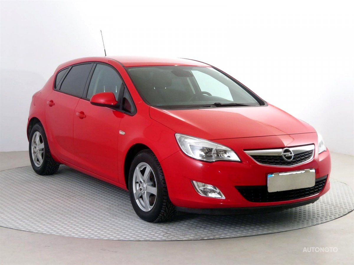 Opel Astra, 2010 - celkový pohled