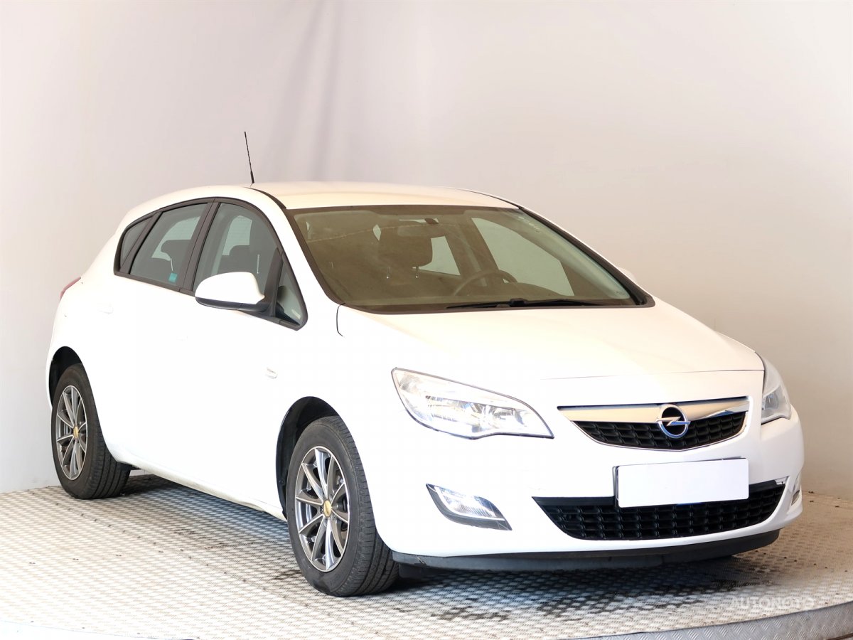 Opel Astra, 2011 - celkový pohled