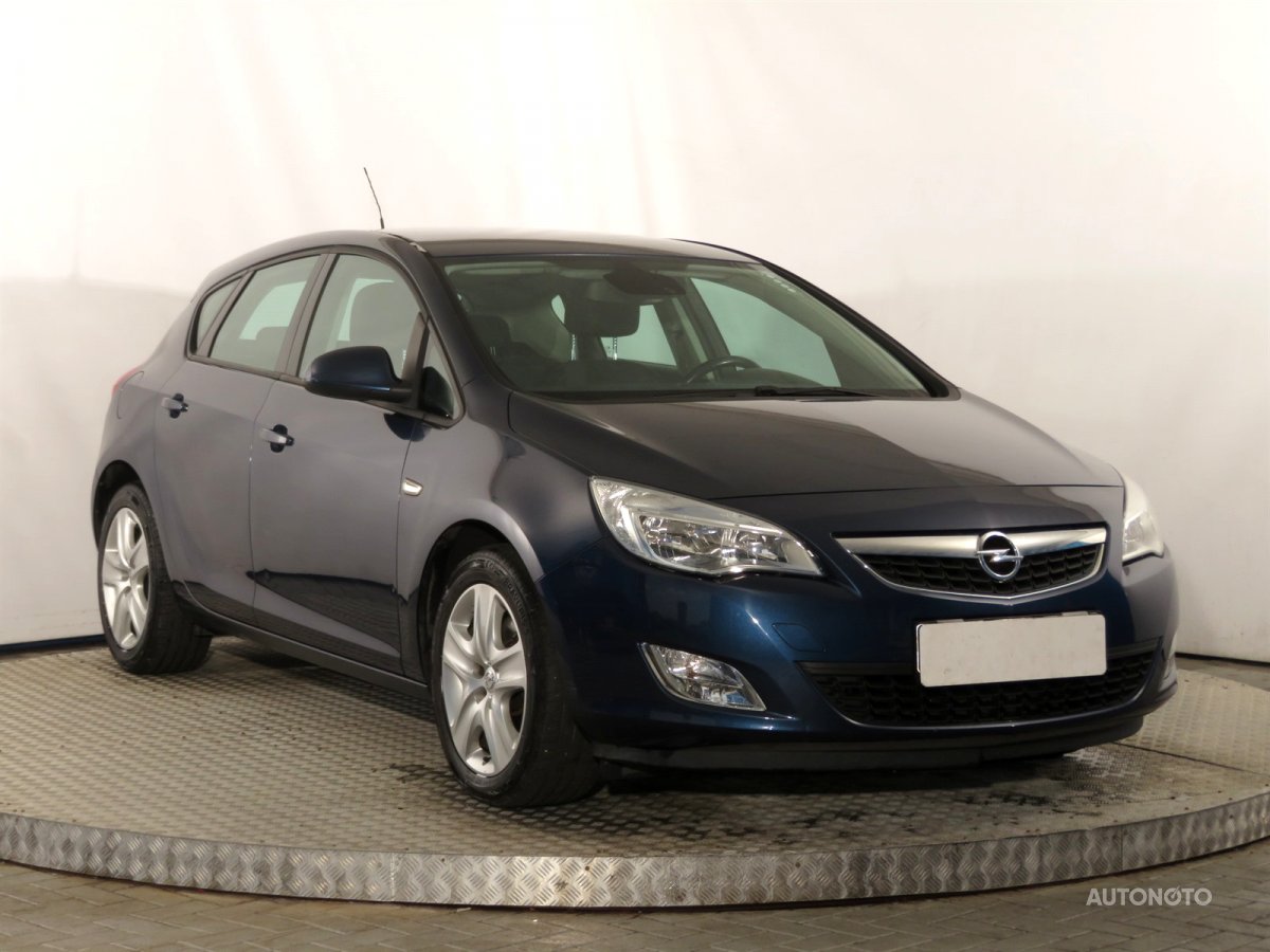 Opel Astra, 2010 - celkový pohled