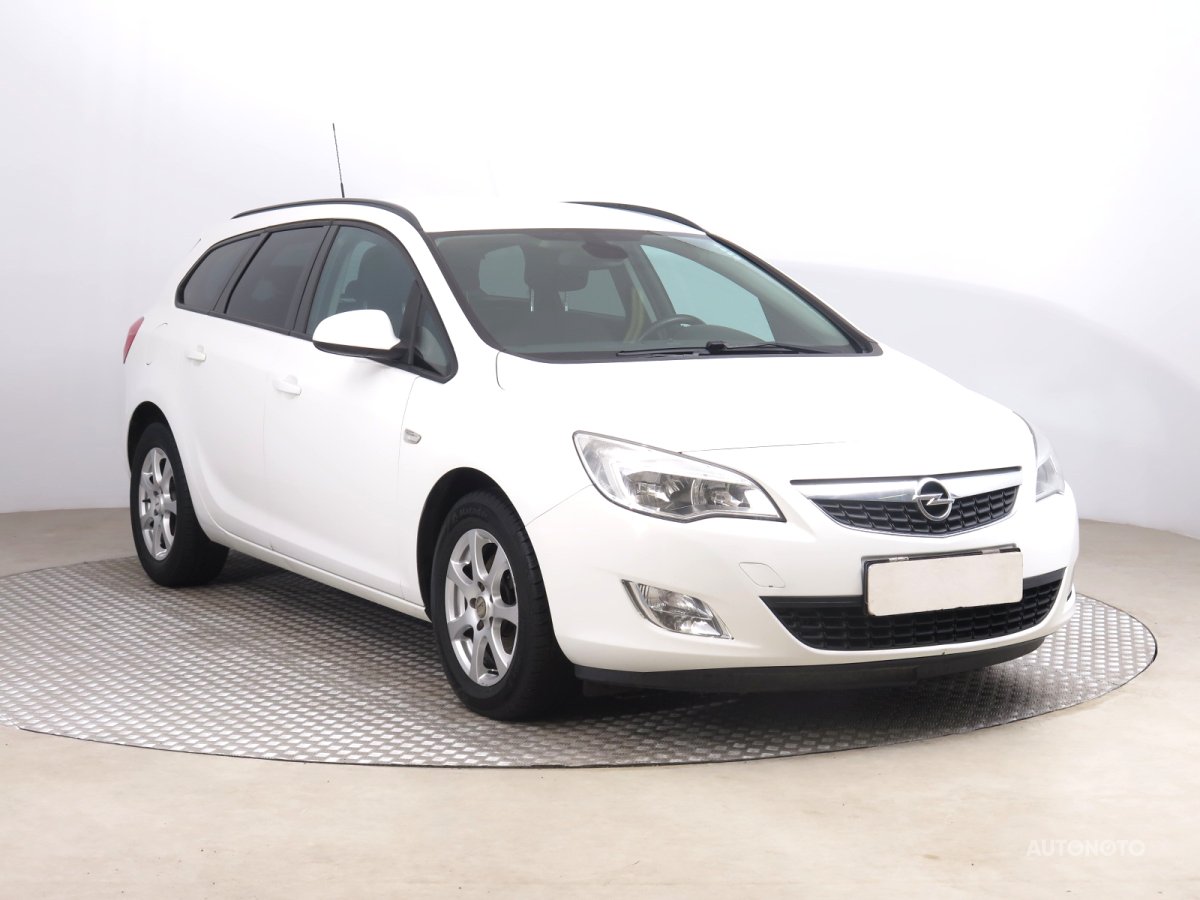 Opel Astra, 2011 - celkový pohled