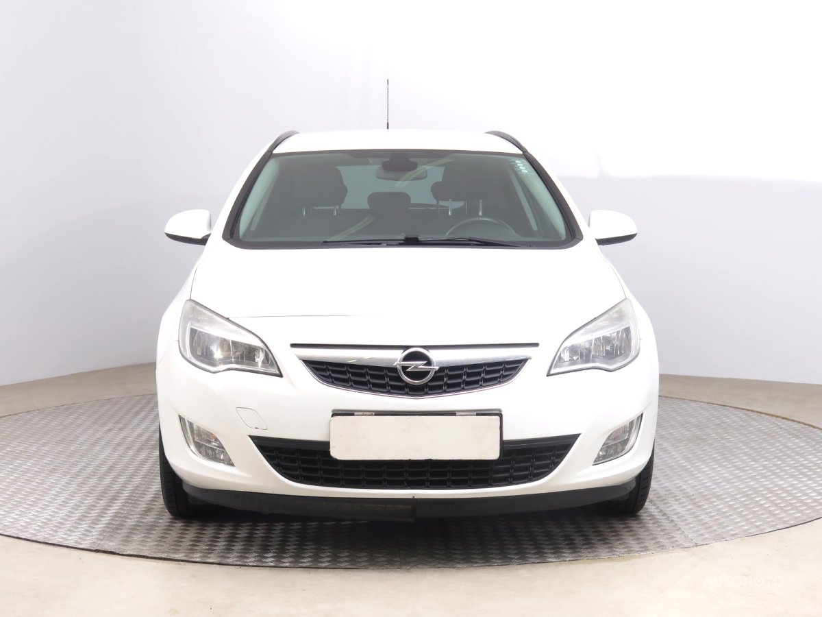 Opel Astra, 2011 - pohled č. 2
