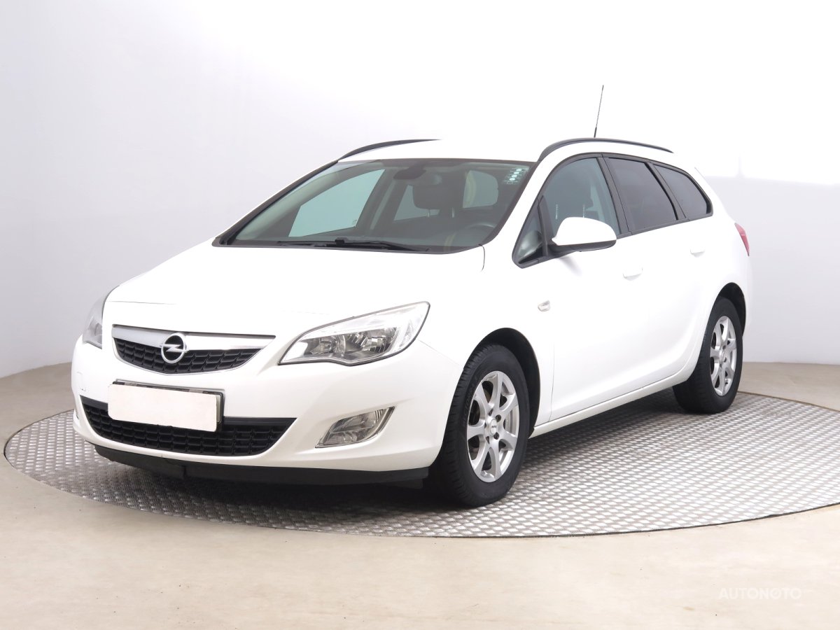Opel Astra, 2011 - pohled č. 3