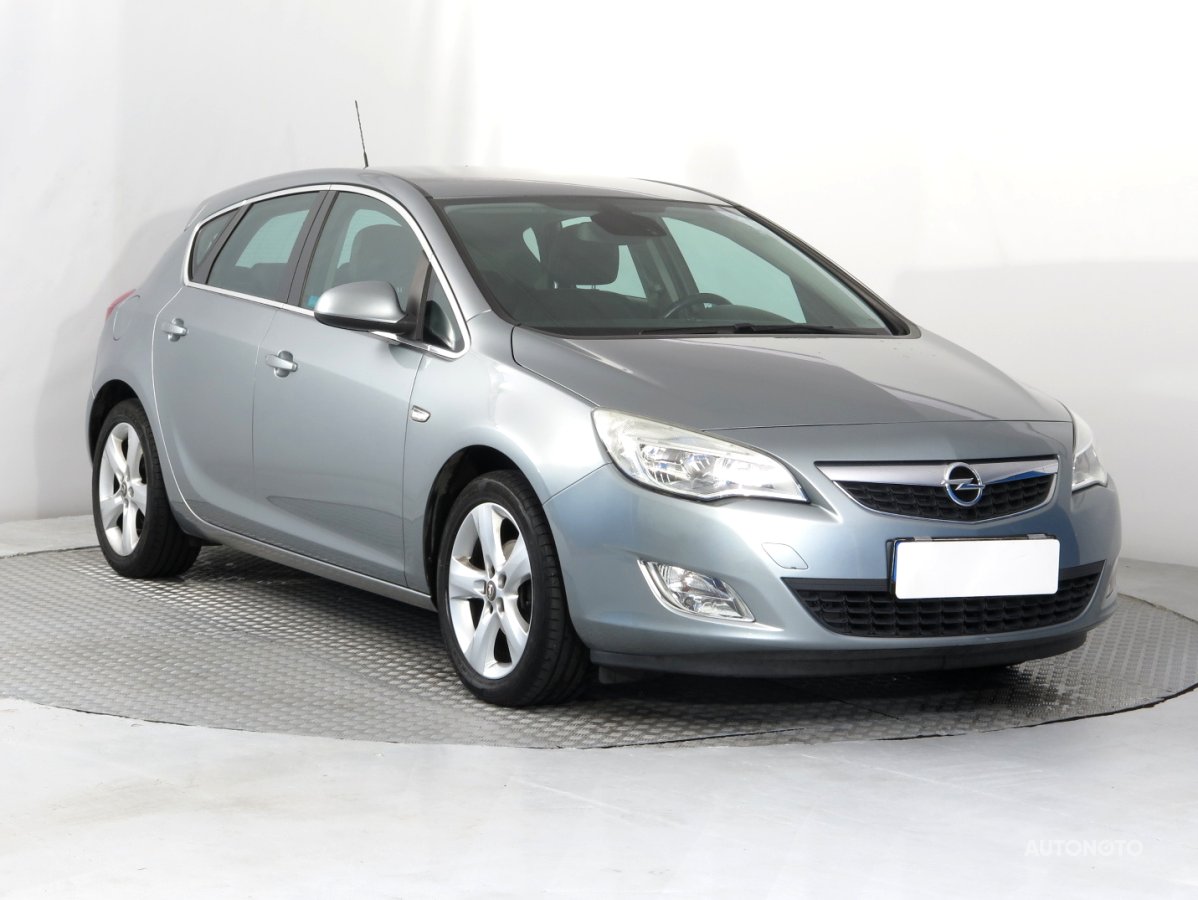 Opel Astra, 2012 - celkový pohled
