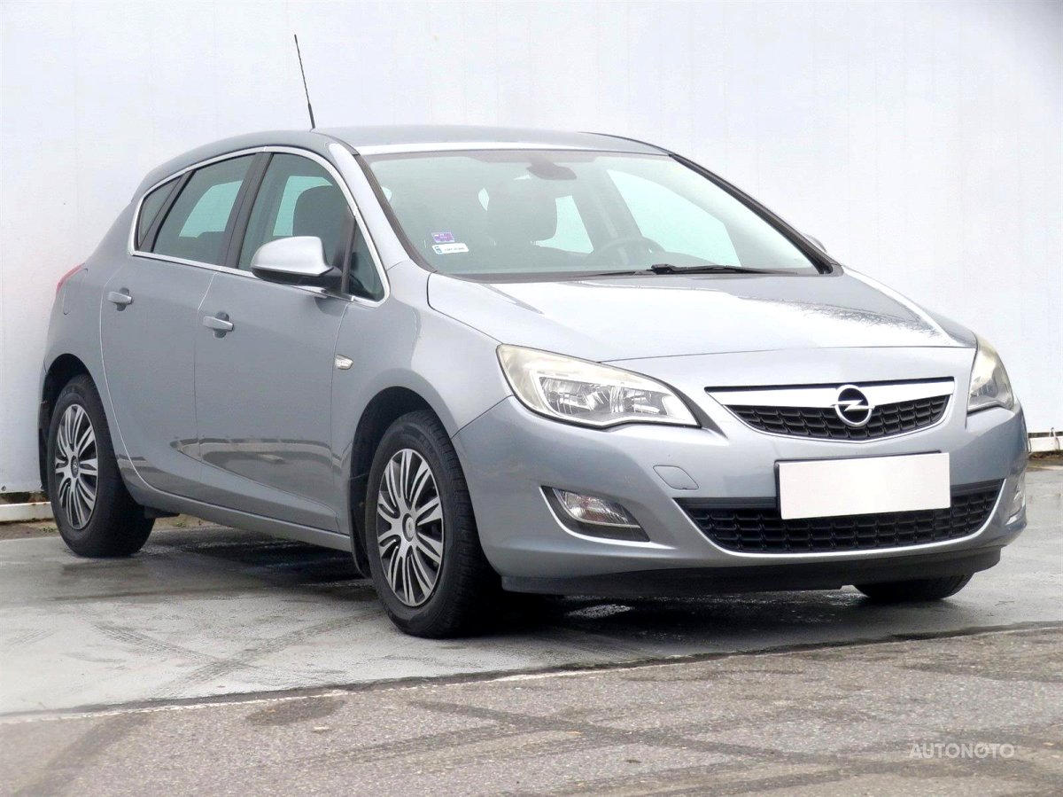 Opel Astra, 2010 - celkový pohled