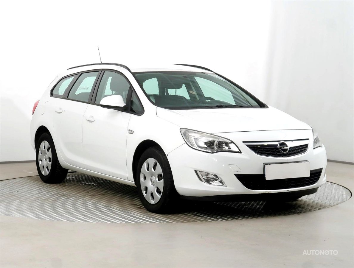 Opel Astra, 2011 - celkový pohled