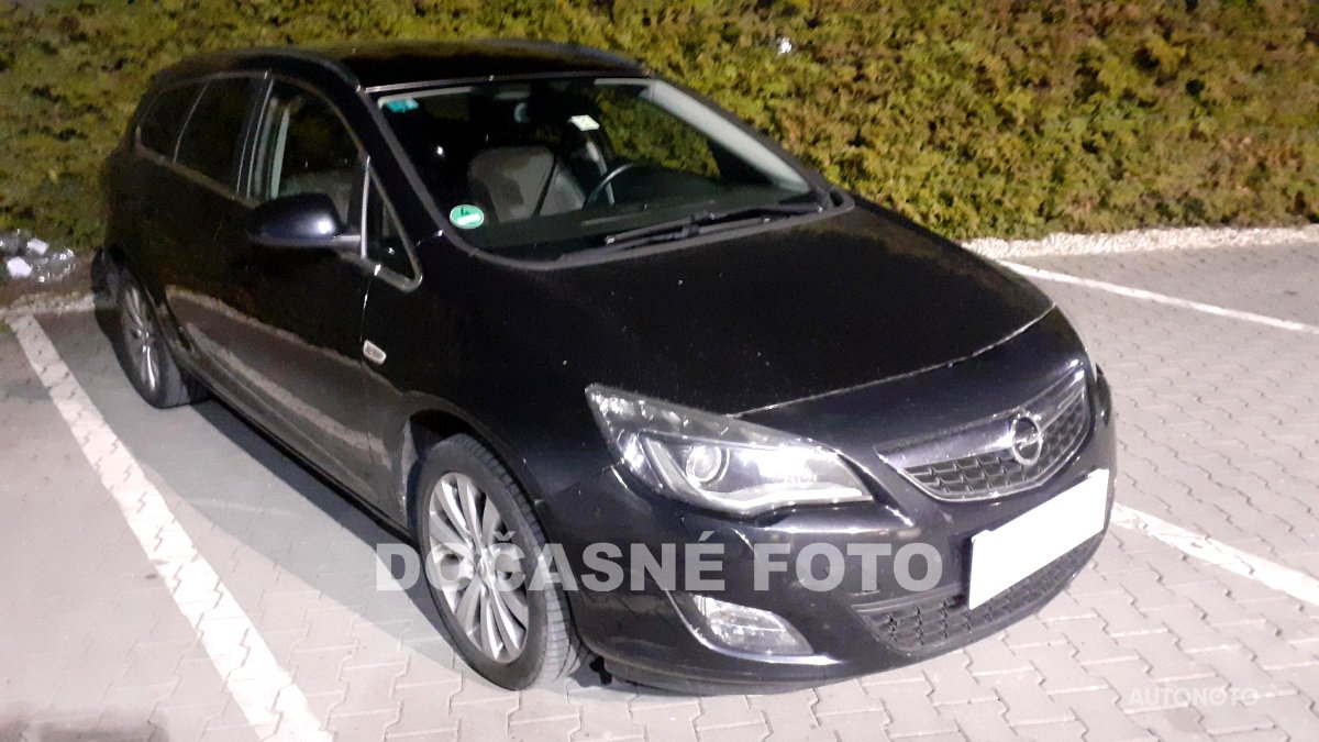 Opel Astra, 2012 - celkový pohled