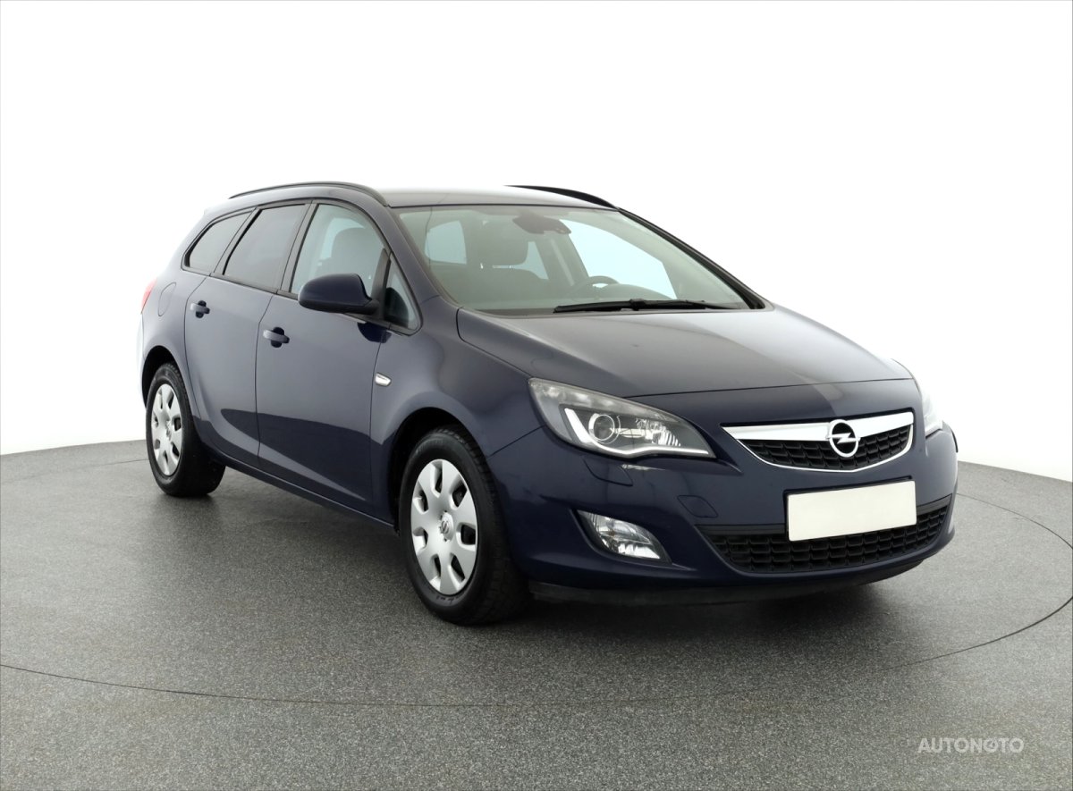 Opel Astra, 2012 - celkový pohled